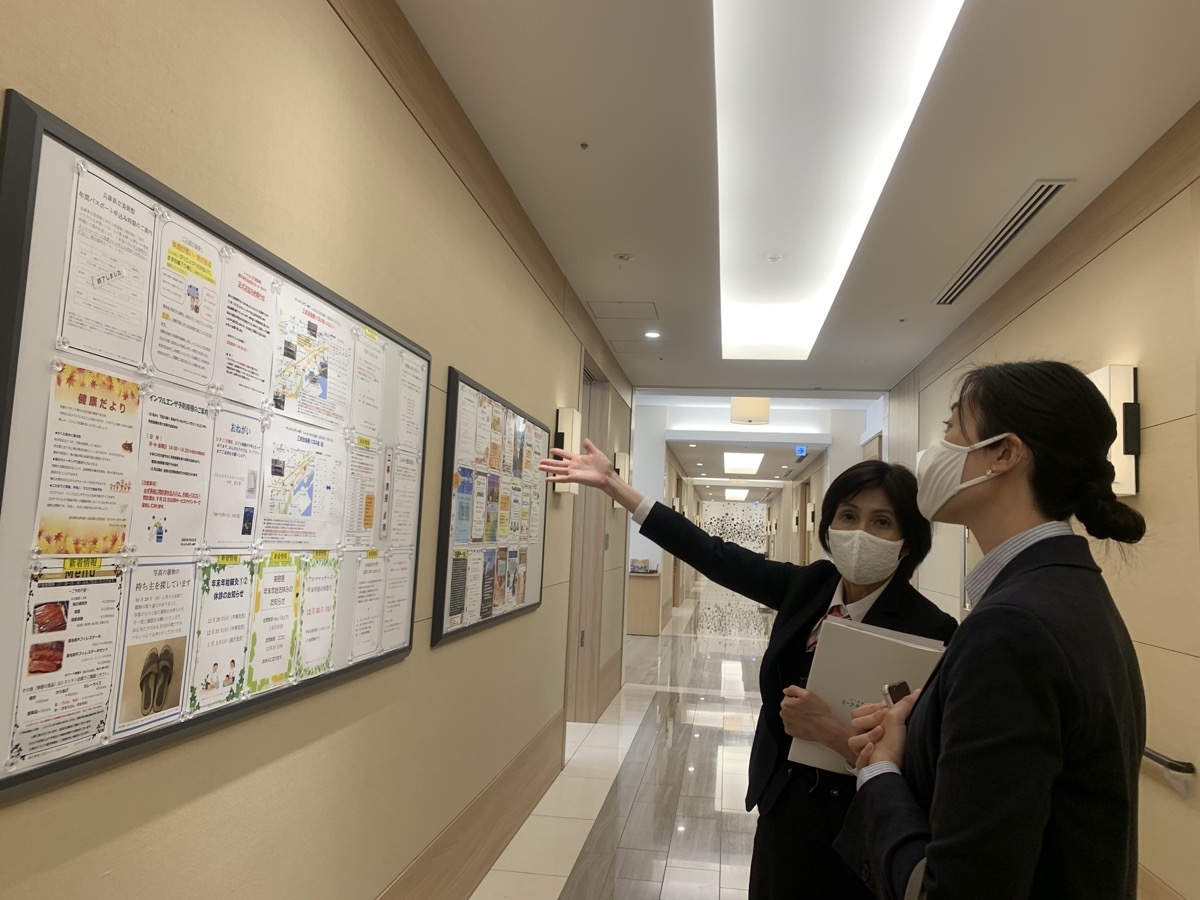 廊下には様々なイベントやサークル活動の案内などが掲示されています。